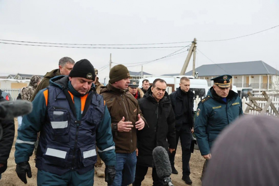 Александр Куренков и Вениамин Кондратьев оценили состояние берега в поселке Веселовка