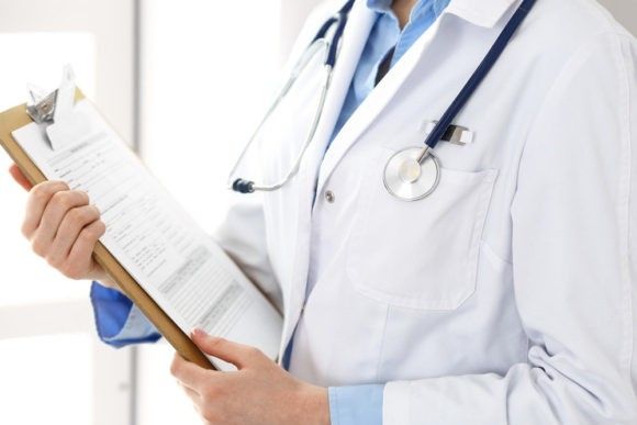 Медиков обеспечат выплатами за работу с больными COVID-19 до 15 мая