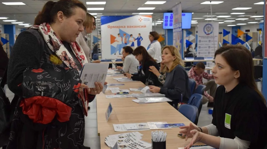 В Краснодаре проходит ярмарка вакансий «Профессиональный мир женщин»