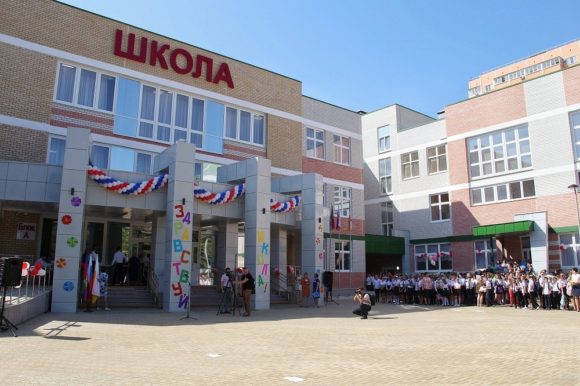 В краснодарской школе в День знаний прошли четыре торжественные линейки