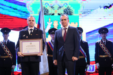 Вениамин Кондратьев наградил сотрудников органов внутренних дел