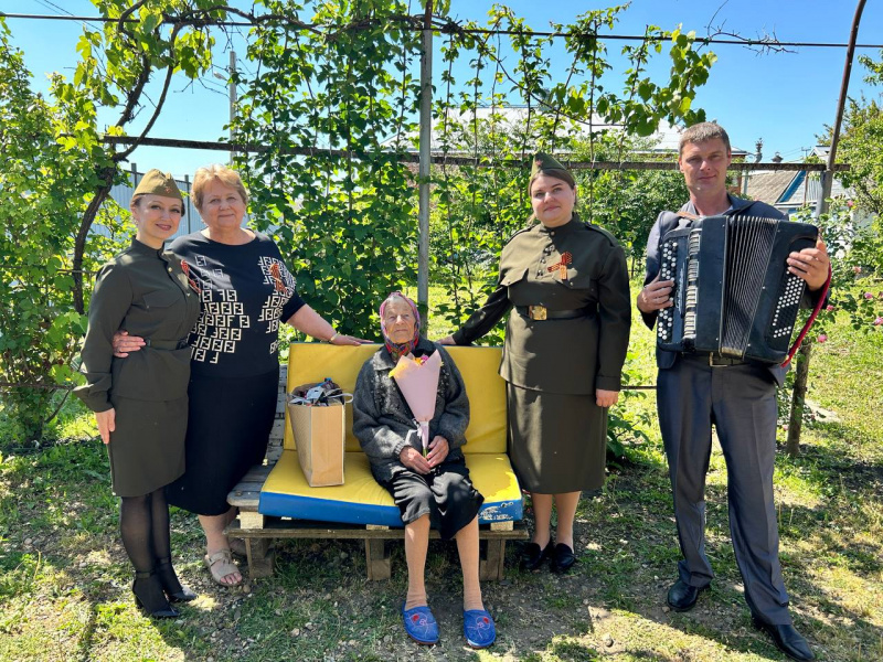В Краснодарском крае творческие коллективы поздравляют ветеранов Великой Отечественной войны