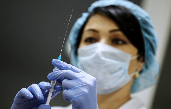 На Кубани стартовала вакцинация против коронавируса соцработников и учителей
