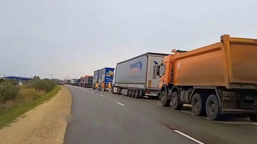 На Кубани порядка 700 грузовиков ждут очереди на паром в Крым На Кубани порядка 700 грузовиков ждут очереди на паром в Крым