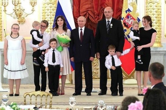 Президент вручил севастопольской семье орден «Родительская слава»