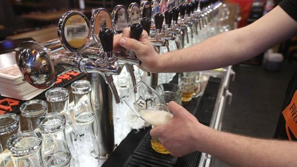 Роспотребнадзор поддержал запрет на продажу алкоголя в кафе в жилых домах