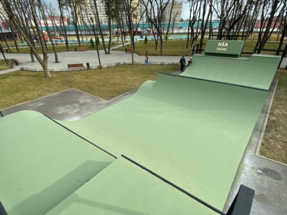 В скверах Краснодара отремонтировали скейт-парк и тренажеры