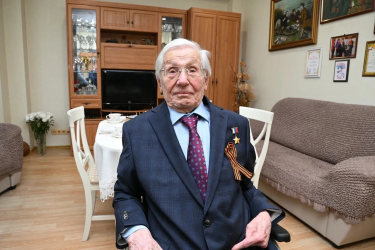 Вениамин Кондратьев поздравил ветерана из Сочи со 104-летием Вениамин Кондратьев поздравил ветерана из Сочи со 104-летием