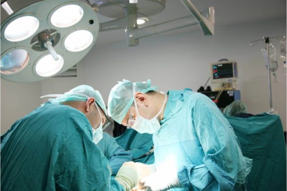 В Краснодаре врачи провели сложнейшую операцию после ДТП пациенту с коронавирусом