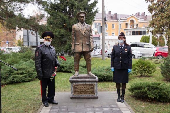 В Краснодаре появился памятник погибшим на службе участковым