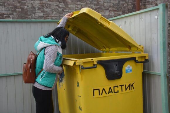 В новороссийских дворах началась установка контейнеров для сбора пластика
