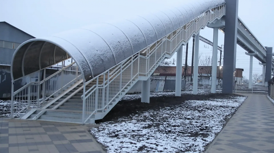 Надземный пешеходный переход соединил Новознаменский жилой район и Комсомольский микрорайон в Краснодаре