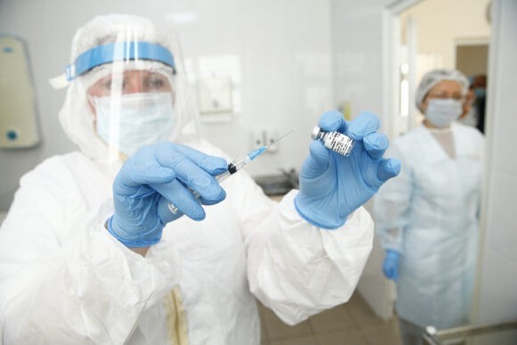В Краснодарском крае прививку от коронавируса сделали 42 медика из инфекционных госпиталей