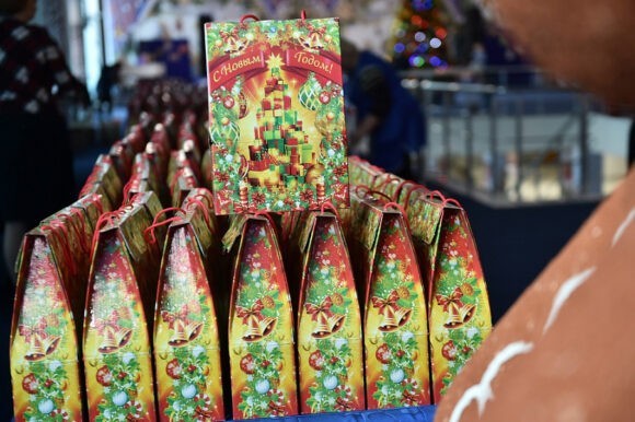 На Кубани начали вручать новогодние подарки детям из многодетных малообеспеченных семей