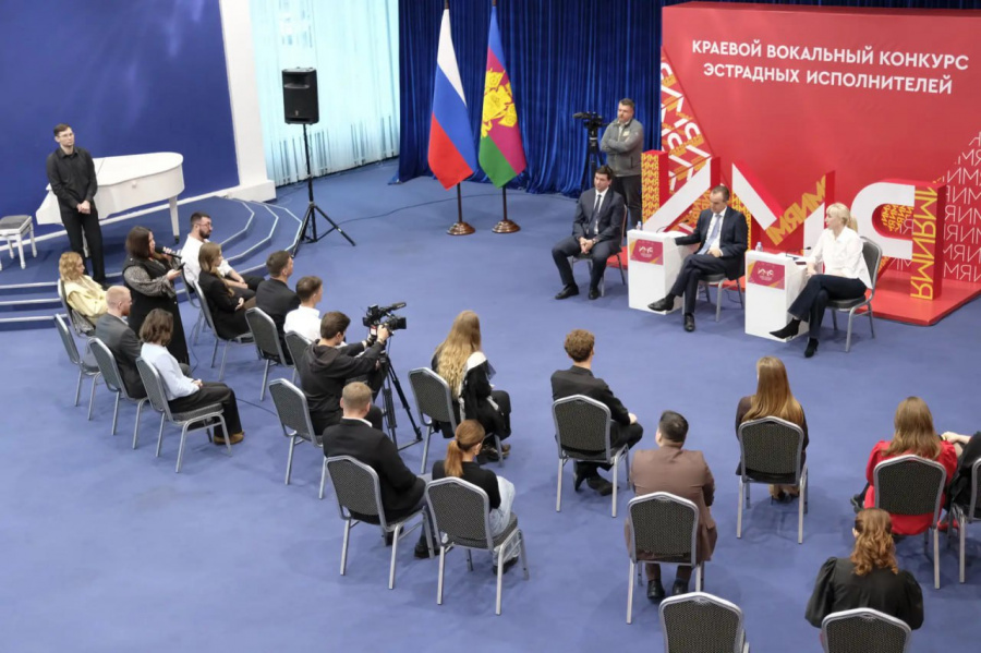 Вениамин Кондратьев встретился с финалистами регионального конкурса эстрадных исполнителей «Имя»