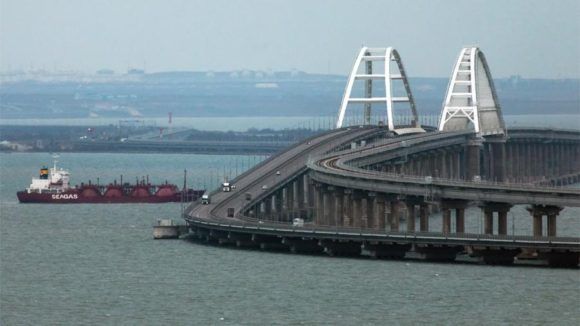 Открыли грузовое железнодорожное движение по Крымскому мосту