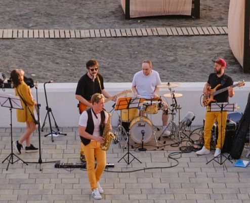 В Сочи в амфитеатре пляжа Ривьера проходят молодёжные концерты