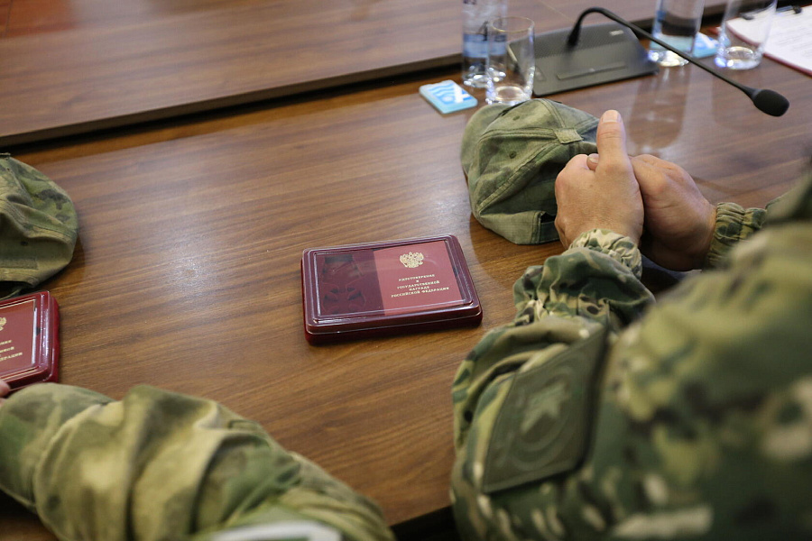 Казакам-добровольцам вручили государственные награды Казакам-добровольцам вручили государственные награды