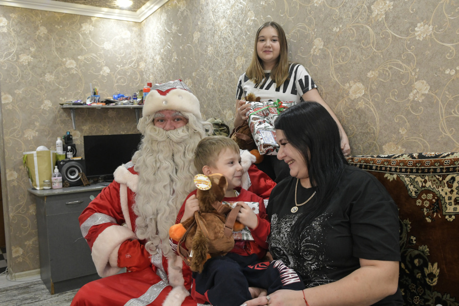 Детям бойцов СВО из Краснодара передали подарки от губернатора