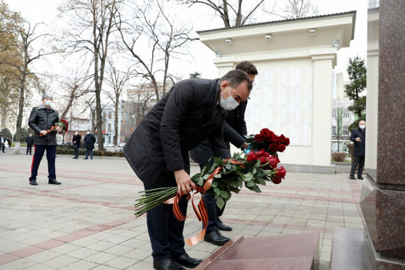 В День Героев Отечества Вениамин Кондратьев возложил цветы у мемориальной арки в сквере имени Г.К. Жукова