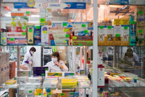 На Кубани к аптекам, которые завышают цены, будут применять строгие меры