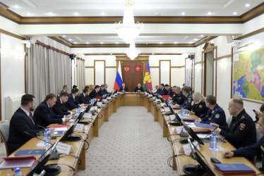 В новогодние праздники за правопорядком на Кубани будут следить около двух тысяч сотрудников полиции В новогодние праздники за правопорядком на Кубани будут следить около двух тысяч сотрудников полиции