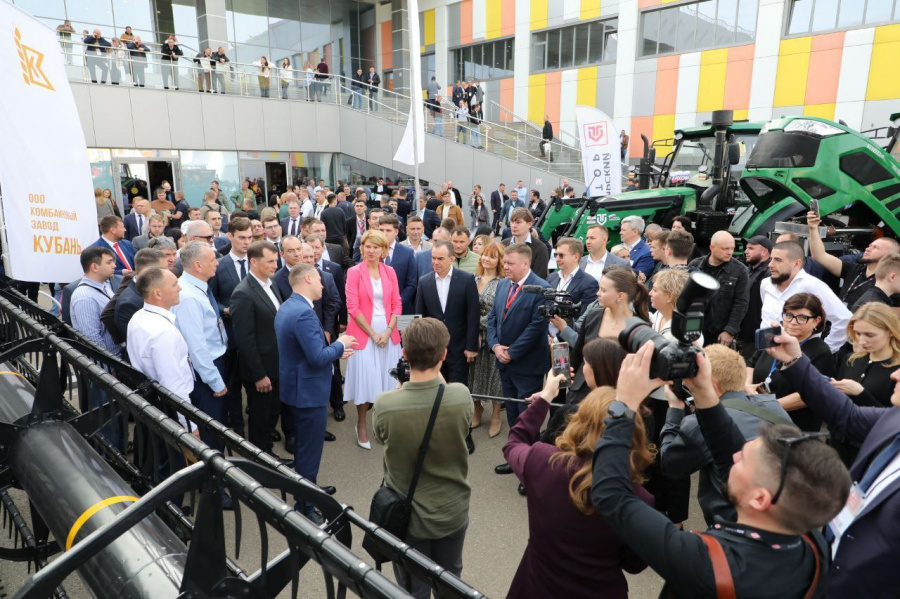 Оксана Лут и Вениамин Кондратьев оценили достижения агропромышленного комплекса