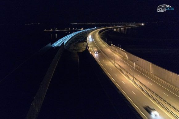 Железнодорожные пути Крымского моста осветили первые фонари