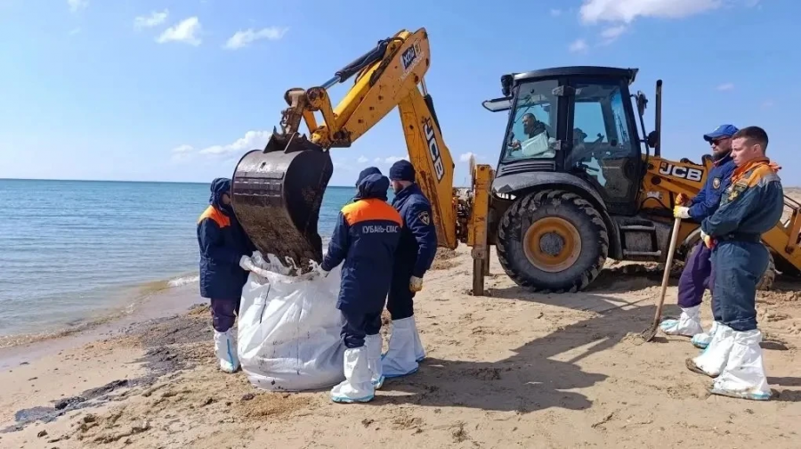 На косе под Анапой завершились основные работы по сбору нефтепродуктов