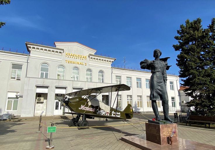 В аэропорту Краснодар снова установили макет бомбардировщика ПО-2