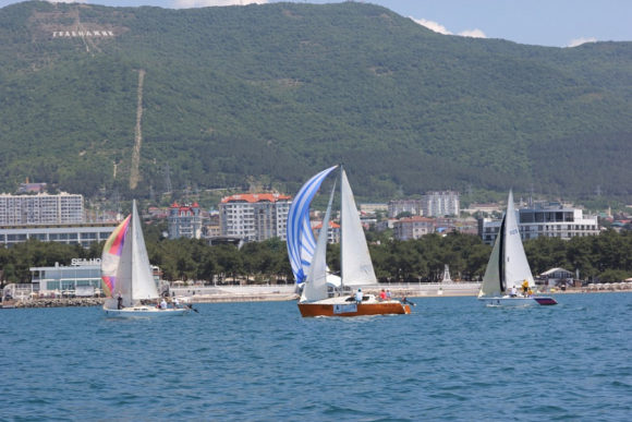 Соревнования крейсерских яхт «Белые паруса» стартовали в Геленджике