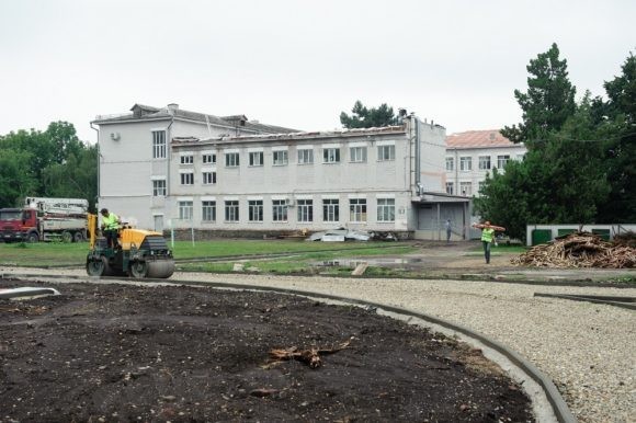 В краснодарской школе № 63 сделают спортплощадку с футбольным полем и беговой дорожкой