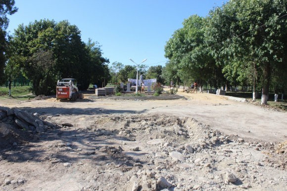 В селе Александровка Ейского района началась реконструкция парка «Победа»