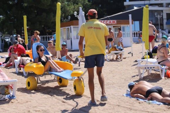 На Центральном пляже Геленджика появились первые коляски для маломобильных граждан