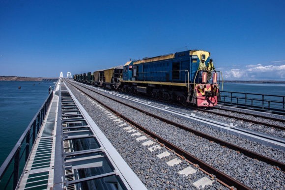 Для Крымской железной дороги закупили 166 вагонов и 10 локомотивов