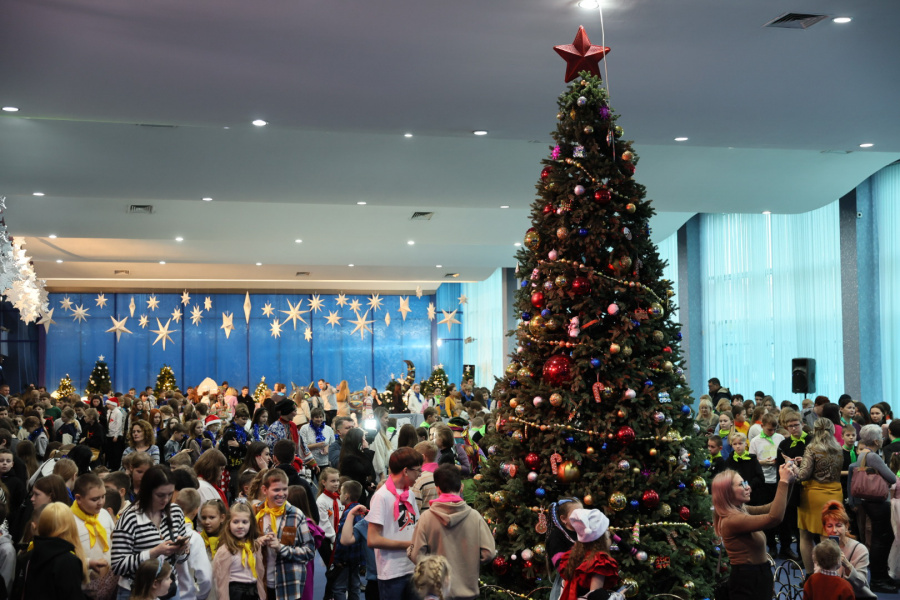 Вениамин Кондратьев: Более 100 тысяч детей из семей, которые нуждаются в особой поддержке, получат подарки к Новому году