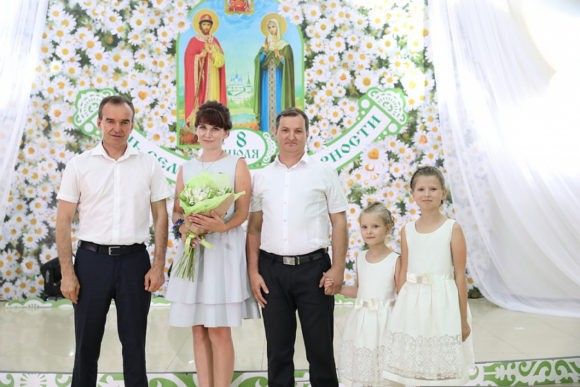 15 многодетных семей Кубани наградили медалью «Родительская доблесть»