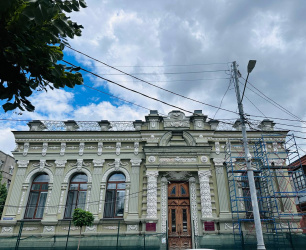 В Краснодаре начали ремонт фасадов дома генерала Вишневецкого В Краснодаре начали ремонт фасадов дома генерала Вишневецкого