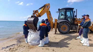 На косе под Анапой завершились основные работы по сбору нефтепродуктов