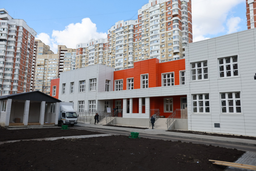 Вениамин Кондратьев проинспектировал строительство детского сада в Юбилейном микрорайоне Краснодара