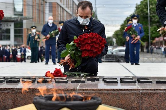 Губернатор Краснодарского края возложил цветы к монументам героям войны