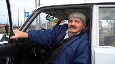 По поручению губернатора с «Прямой линии» жителю Курганинска помогли подготовить автомобиль к зиме По поручению губернатора с «Прямой линии» жителю Курганинска помогли подготовить автомобиль к зиме