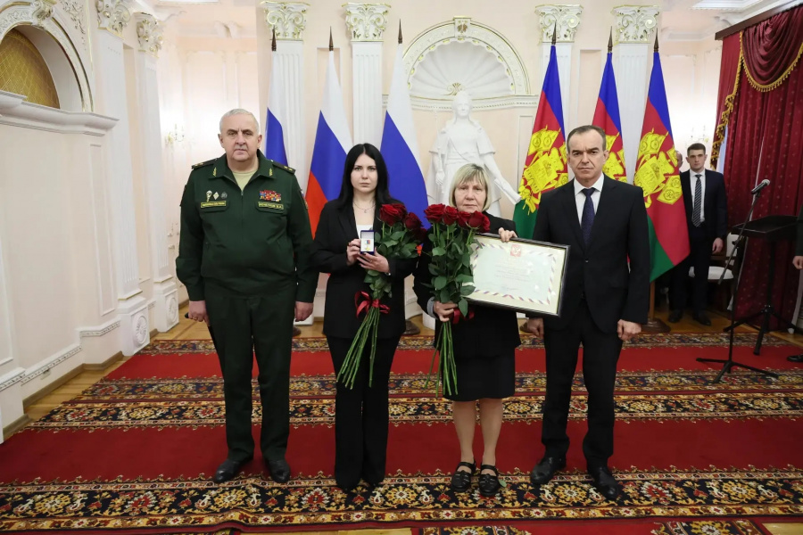 Владимир Кочетков и Вениамин Кондратьев передали медаль «Золотая Звезда» семье участника СВО Эмиля Зарипова
