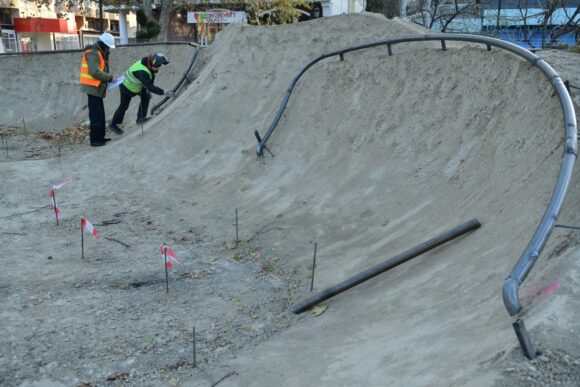 В сквере Дружбы народов Краснодара строят бетонный скейт-парк