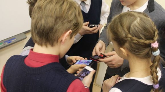 Школам рекомендовали ограничить использование детьми телефонов