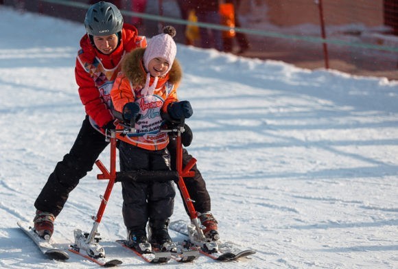 В Сочи для детей с ограниченными возможностями начались бесплатные горнолыжные занятия